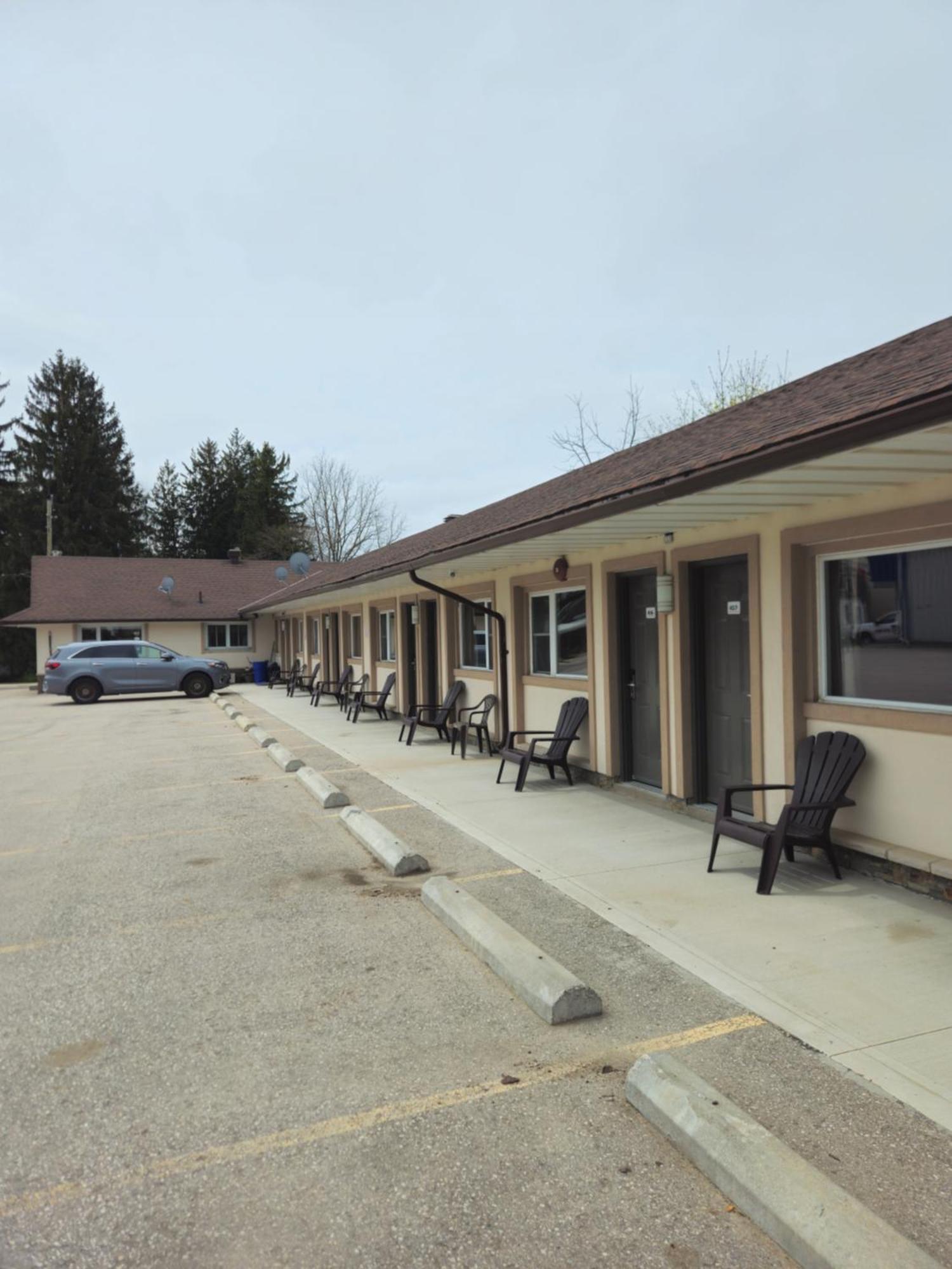 Forest Plaza Motel Mount Forest Exteriér fotografie