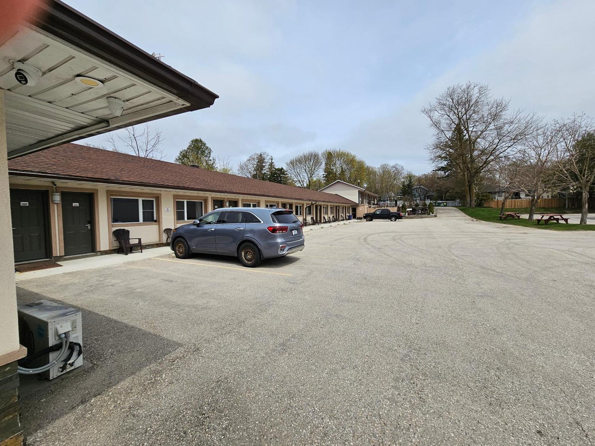 Forest Plaza Motel Mount Forest Exteriér fotografie